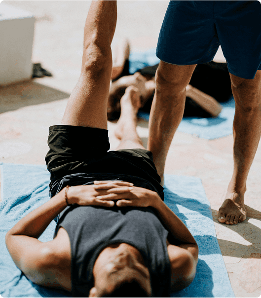 Dos personas haciendo yoga